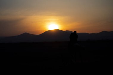 Dağ silueti ve Vahşi Yıl atları,