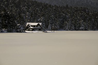 Bir gölü, ormanları, yürüyüş yolları ve piknik alanları olan dağlık bir doğa parkı..