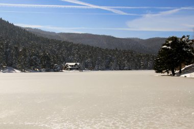 Bir gölü, ormanları, yürüyüş yolları ve piknik alanları olan dağlık bir doğa parkı..