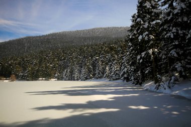 Bir gölü, ormanları, yürüyüş yolları ve piknik alanları olan dağlık bir doğa parkı..