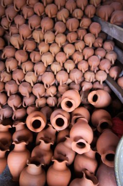 Çömlek aleti ya da pişirme aleti, genellikle kil, yumuşak toprak ve fırında pişirilmiş.