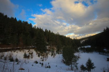 Çömlek aleti ya da pişirme aleti, genellikle kil, yumuşak toprak ve fırında pişirilmiş.