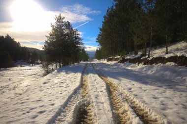 Çömlek aleti ya da pişirme aleti, genellikle kil, yumuşak toprak ve fırında pişirilmiş.