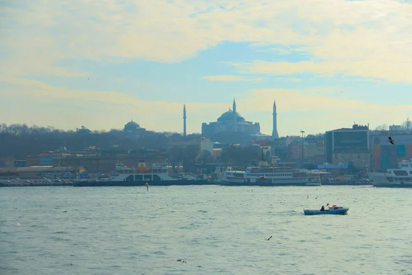 Boğazdaki Yolculara 160 Yıllık Deneyimli Feribot Hizmeti Veren Şehir Hatları — Stok fotoğraf