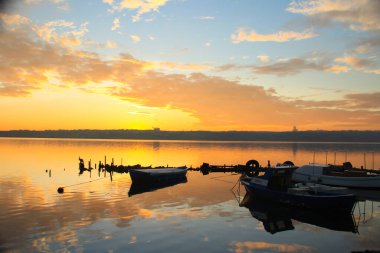 Kckcekmece, İstanbul 'un batısında yer alan bir ilçedir..