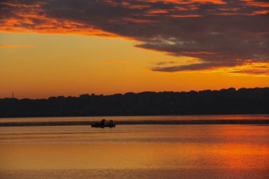 Kckcekmece, İstanbul 'un batısında yer alan bir ilçedir..