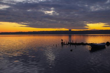 Kckcekmece, İstanbul 'un batısında yer alan bir ilçedir..