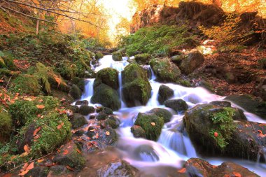 Yedi gölü, yemyeşil bitkileri ve hayvanları, küçük şelaleleri, patikaları ve kaplıcaları olan büyük doğal alan..