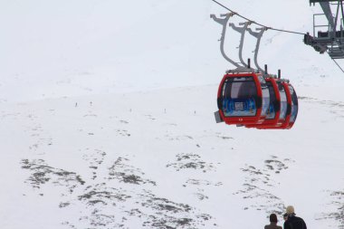 En yüksek noktası, göller bölgesindeki Uludağ tepesidir (2.543 m). Bursa 'ya uzaktan yaklaşırken otellerde görülen yüksek tepe genellikle tepe noktasıdır.
