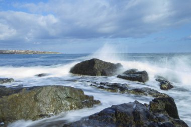 Plaj ve taşlı kayalar uzun süre açıktır.