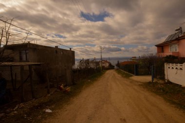 Plaj ve taşlı kayalar uzun süre açıktır.