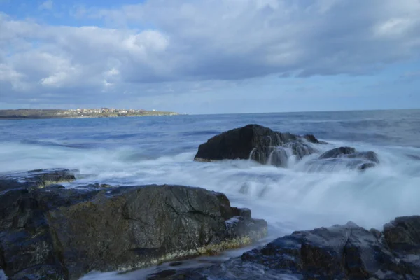 Stranden Och Steniga Stenar Lång Exponering — Stockfoto