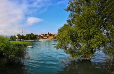 Glyaz, Bursa 'nın Nilfer ilçesine bağlı bir mahalle. Uluabat Gölü kıyısındaki iki alçak tepenin oluşturduğu küçük bir yarımadada kurulmuştur..