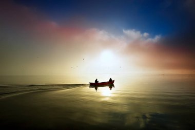 Glyaz, Bursa 'nın Nilfer ilçesine bağlı bir mahalle. Uluabat Gölü kıyısındaki iki alçak tepenin oluşturduğu küçük bir yarımadada kurulmuştur..