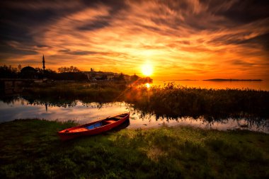 Glyaz, Bursa 'nın Nilfer ilçesine bağlı bir mahalle. Uluabat Gölü kıyısındaki iki alçak tepenin oluşturduğu küçük bir yarımadada kurulmuştur..