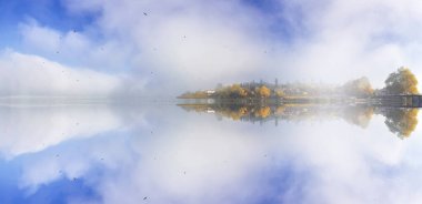Golyaz, Bursa 'nın Nilfer ilçesine bağlı bir mahalle. Uluabat Gölü kıyısındaki iki alçak tepenin oluşturduğu küçük bir yarımadada kurulmuştur..