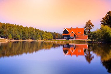 Golcuk Doğa Parkı, dağlık bir doğa parkı. Göl, orman, yürüyüş yolları ve piknik alanları var..