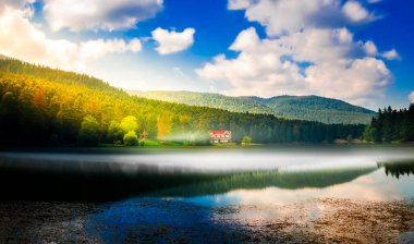 Golcuk Doğa Parkı, dağlık bir doğa parkı. Göl, orman, yürüyüş yolları ve piknik alanları var..