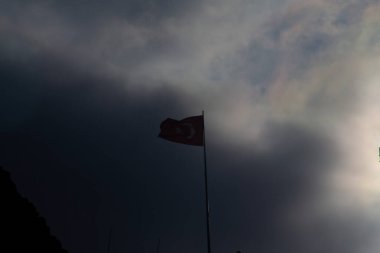 Tarakl, Sakarya 'nın güneydoğusunda, merkezden 65 kilometre, İstanbul' dan 200 kilometre ve Ankara 'dan 200 kilometre uzaklıktadır. Geyve ilçesi iken, 27 Haziran 1987 'de ilçe oldu..