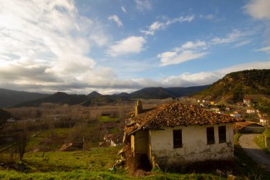 Tarakl, Sakarya 'nın güneydoğusunda, merkezden 65 kilometre, İstanbul' dan 200 kilometre ve Ankara 'dan 200 kilometre uzaklıktadır. Geyve ilçesi iken, 27 Haziran 1987 'de ilçe oldu..