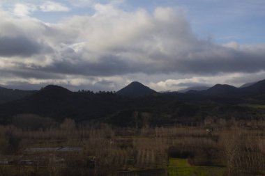 Tarakl, Sakarya 'nın güneydoğusunda, merkezden 65 kilometre, İstanbul' dan 200 kilometre ve Ankara 'dan 200 kilometre uzaklıktadır. Geyve ilçesi iken, 27 Haziran 1987 'de ilçe oldu..
