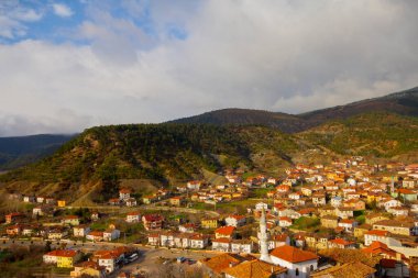 Tarakl, Sakarya 'nın güneydoğusunda, merkezden 65 kilometre, İstanbul' dan 200 kilometre ve Ankara 'dan 200 kilometre uzaklıktadır. Geyve ilçesi iken, 27 Haziran 1987 'de ilçe oldu..