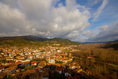 Tarakl, Sakarya 'nın güneydoğusunda, merkezden 65 kilometre, İstanbul' dan 200 kilometre ve Ankara 'dan 200 kilometre uzaklıktadır. Geyve ilçesi iken, 27 Haziran 1987 'de ilçe oldu..