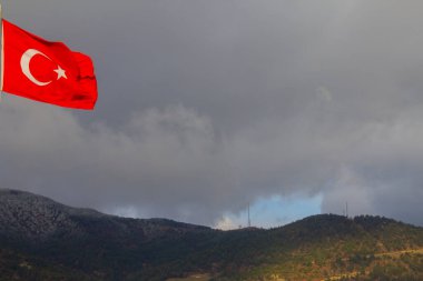 Tarakl, Sakarya 'nın güneydoğusunda, merkezden 65 kilometre, İstanbul' dan 200 kilometre ve Ankara 'dan 200 kilometre uzaklıktadır. Geyve ilçesi iken, 27 Haziran 1987 'de ilçe oldu..