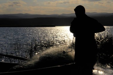 Balıkçılık ağı ve ağ tamircisi, kıyı şeridi ve işçiliği