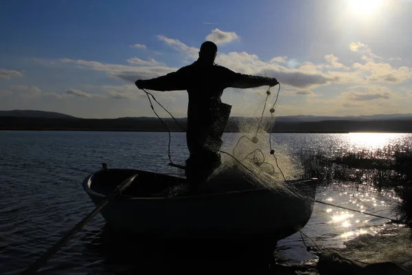 漁網と網の整備士 海岸線と職人技 — ストック写真