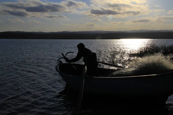 漁網と網の整備士 海岸線と職人技 — ストック写真