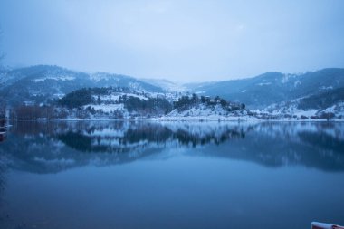 ubuk Gölü, eşsiz atmosferi ve ilham verici manzarasıyla Bolu 'nun etkileyici seyahat yolları arasında yer alır..