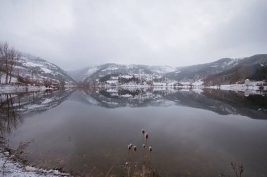 ubuk Gölü, eşsiz atmosferi ve ilham verici manzarasıyla Bolu 'nun etkileyici seyahat yolları arasında yer alır..
