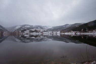 ubuk Gölü, eşsiz atmosferi ve ilham verici manzarasıyla Bolu 'nun etkileyici seyahat yolları arasında yer alır..