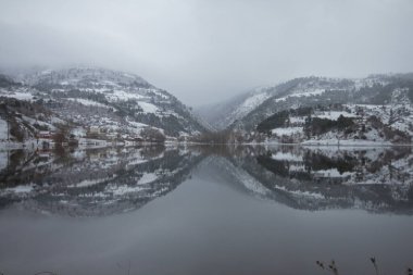 ubuk Gölü, eşsiz atmosferi ve ilham verici manzarasıyla Bolu 'nun etkileyici seyahat yolları arasında yer alır..