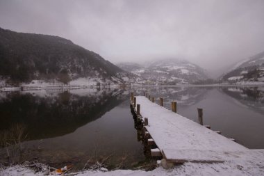 ubuk Gölü, eşsiz atmosferi ve ilham verici manzarasıyla Bolu 'nun etkileyici seyahat yolları arasında yer alır..
