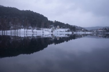 ubuk Gölü, eşsiz atmosferi ve ilham verici manzarasıyla Bolu 'nun etkileyici seyahat yolları arasında yer alır..