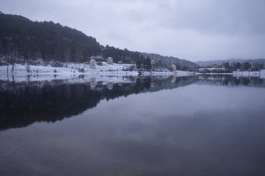 ubuk Gölü, eşsiz atmosferi ve ilham verici manzarasıyla Bolu 'nun etkileyici seyahat yolları arasında yer alır..