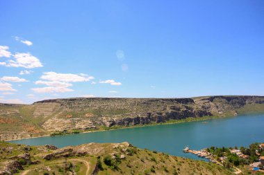 Halfeti, Sanliurfa ilinin bir ilçesidir. Şanlıurfa 'nın batısında yer almaktadır..