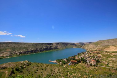 Halfeti, Sanliurfa ilinin bir ilçesidir. Şanlıurfa 'nın batısında yer almaktadır..