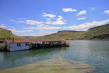 Halfeti, Sanliurfa ilinin bir ilçesidir. Şanlıurfa 'nın batısında yer almaktadır..