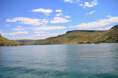 Halfeti, Sanliurfa ilinin bir ilçesidir. Şanlıurfa 'nın batısında yer almaktadır..