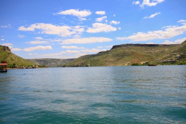 Halfeti, Sanliurfa ilinin bir ilçesidir. Şanlıurfa 'nın batısında yer almaktadır..