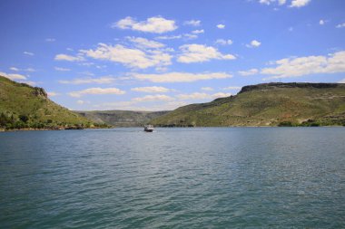 Halfeti, Sanliurfa ilinin bir ilçesidir. Şanlıurfa 'nın batısında yer almaktadır..