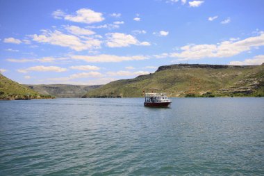 Halfeti, Sanliurfa ilinin bir ilçesidir. Şanlıurfa 'nın batısında yer almaktadır..