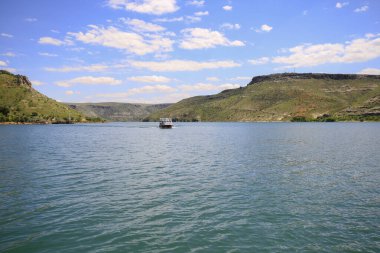 Halfeti, Sanliurfa ilinin bir ilçesidir. Şanlıurfa 'nın batısında yer almaktadır..