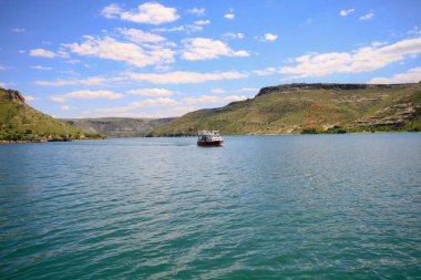 Halfeti, Sanliurfa ilinin bir ilçesidir. Şanlıurfa 'nın batısında yer almaktadır..