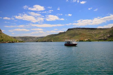 Halfeti, Sanliurfa ilinin bir ilçesidir. Şanlıurfa 'nın batısında yer almaktadır..