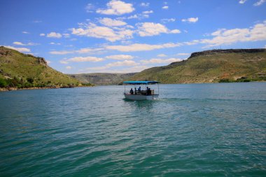 Halfeti, Sanliurfa ilinin bir ilçesidir. Şanlıurfa 'nın batısında yer almaktadır..