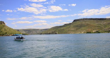 Halfeti, Sanliurfa ilinin bir ilçesidir. Şanlıurfa 'nın batısında yer almaktadır..